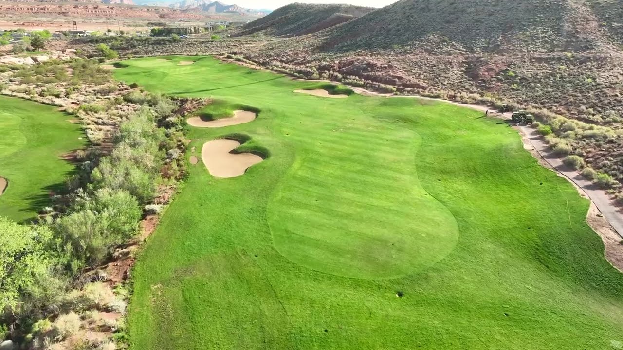Coral Canyon risk-reward par 5 with canyon green